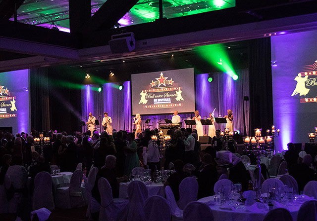 Liveband auf dem Ball unter Sternen