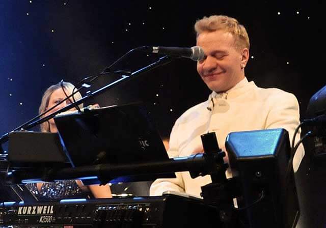 Andreas von Haselberg an seinem Keyboard, neben ihm die Sängerin