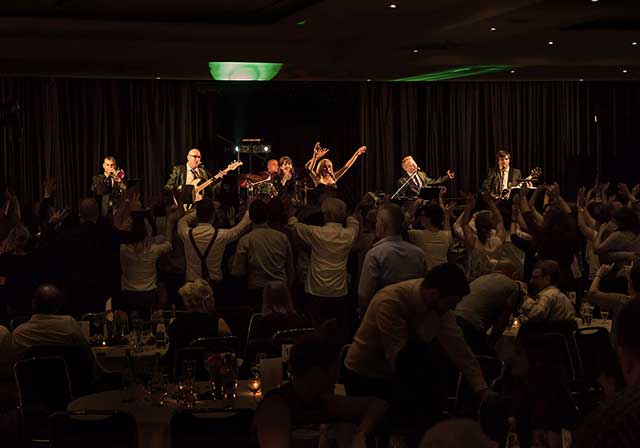 Partystimmung auf der Hochzeit mit Liveband
