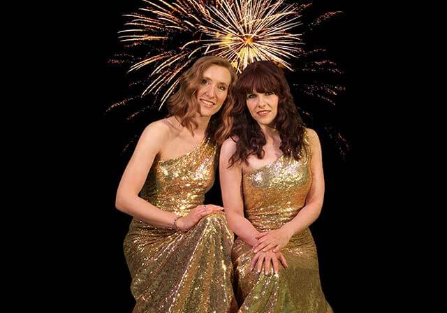 Beide Sängerinnen unserer Hochzeitsband, in goldenen Kleidern