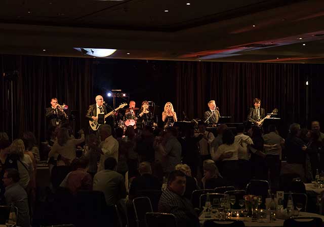 Partyband auf einer Hochzeit vor den tanzenden Gästen